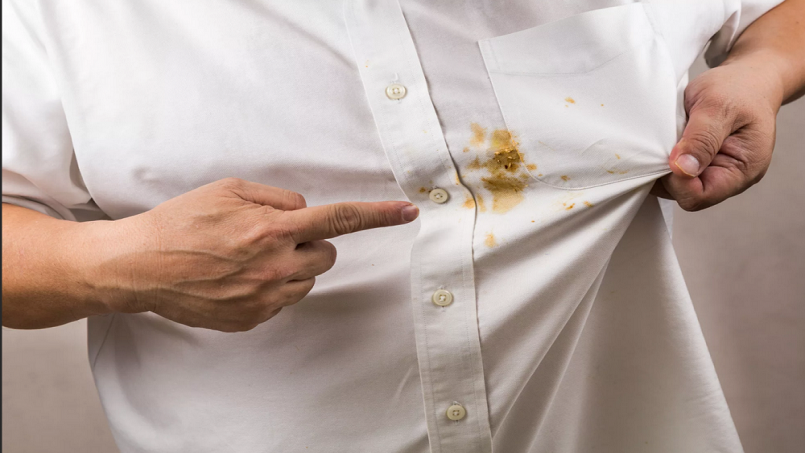 لکه بر روی لباس