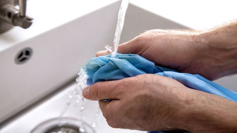 از بین بردن لکه قهوه با آب و صابون