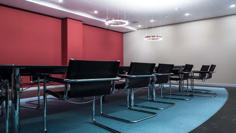 رنگ قرمز در سالن های شرکت
