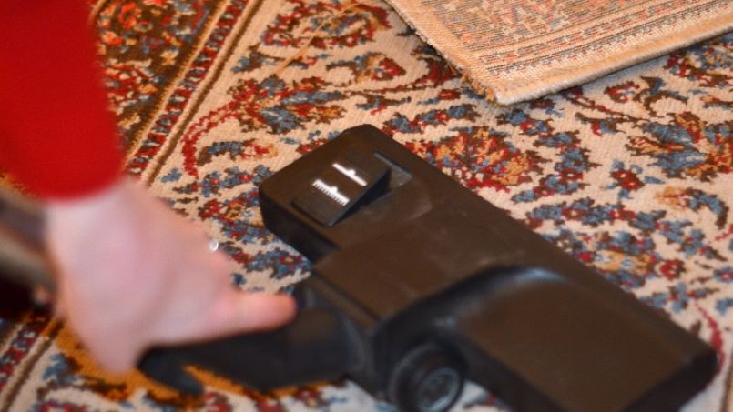 غبار گیری با جارو برقی