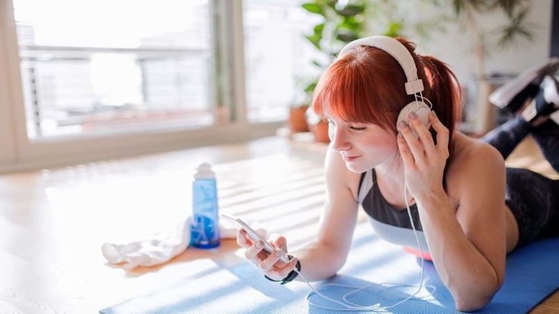 انتخاب موسیقی مورد علاقه از مزایای ورزش در منزل