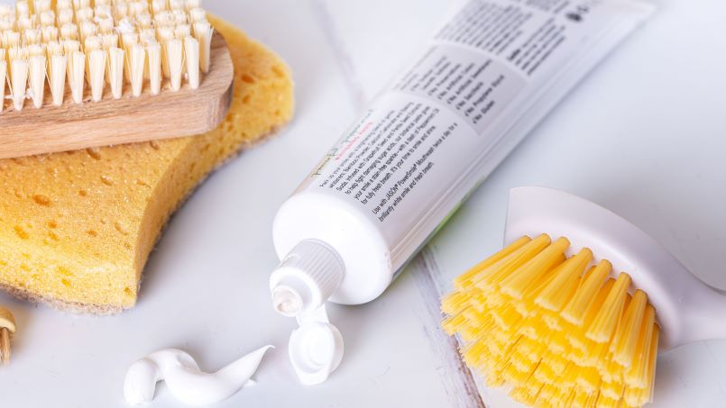 تمیز کردن لکه قهوه با خمیر دندان