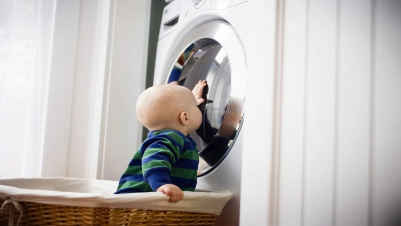 شستشوی لباس های کودکان در لباسشویی اسنوا