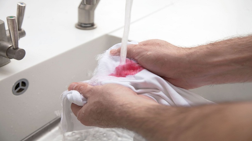 پاک کردن لکه میوه روی لباس