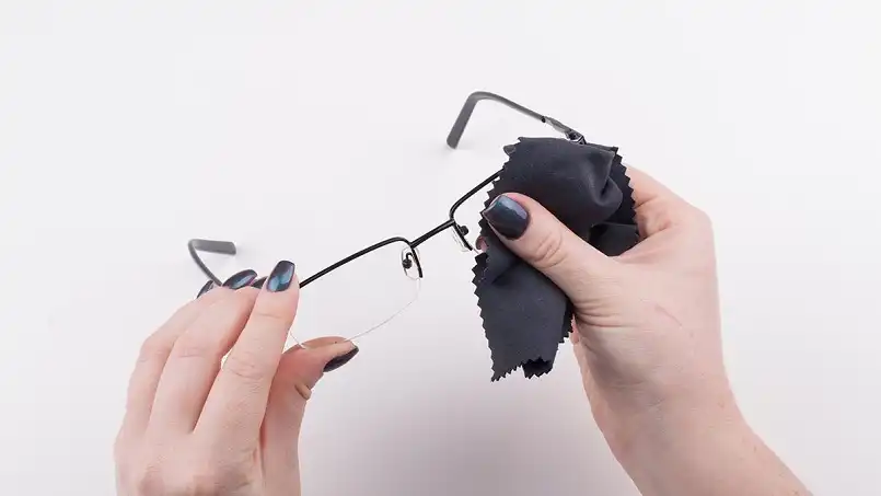 تمیز کردن عینک طبی