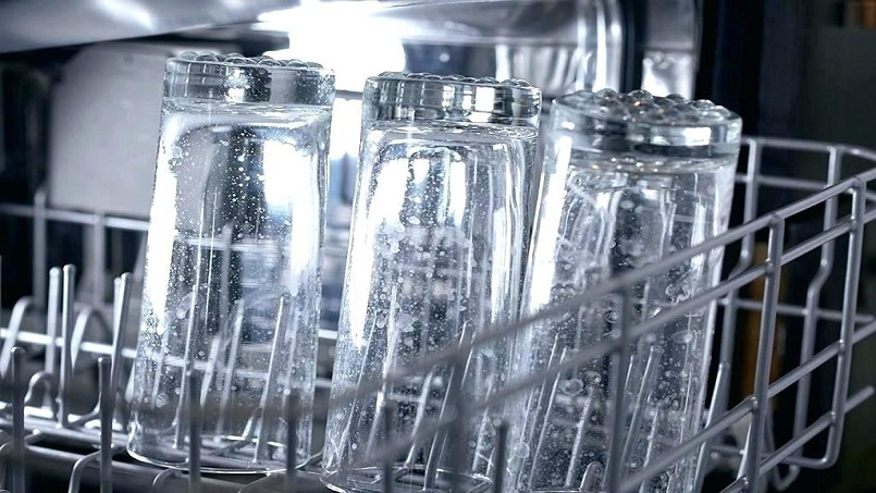 پاک کردن لکه های روی لیوان