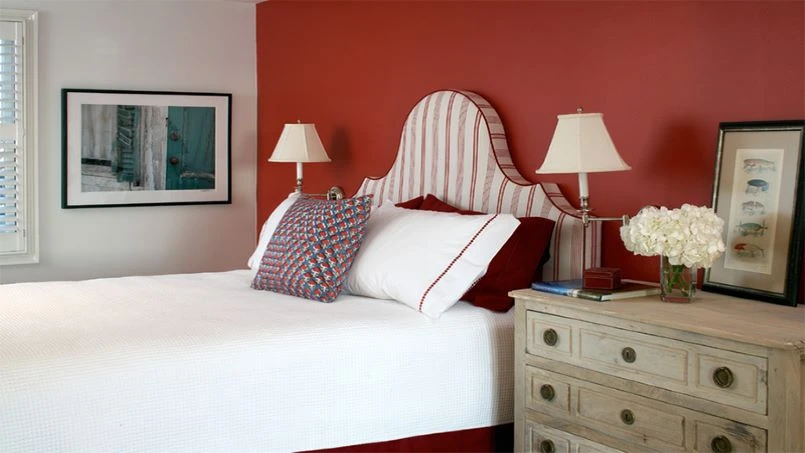 ترکیب رنگ‌های قرمز و سفید در اتاق‌خواب