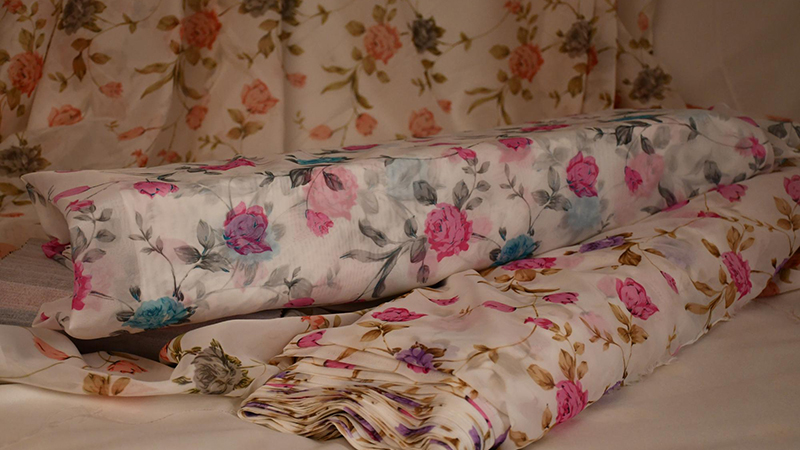 برای شستشوی پرده های حریر آنها را در آب سرد قرار دهید