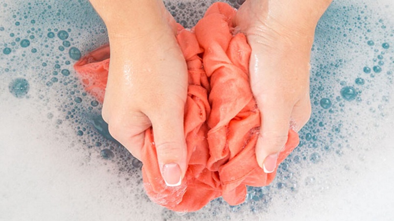 شستشوی لباس با دست