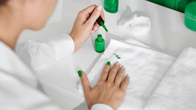 چطور لاک را از روی لباس تمیز کنیم؟