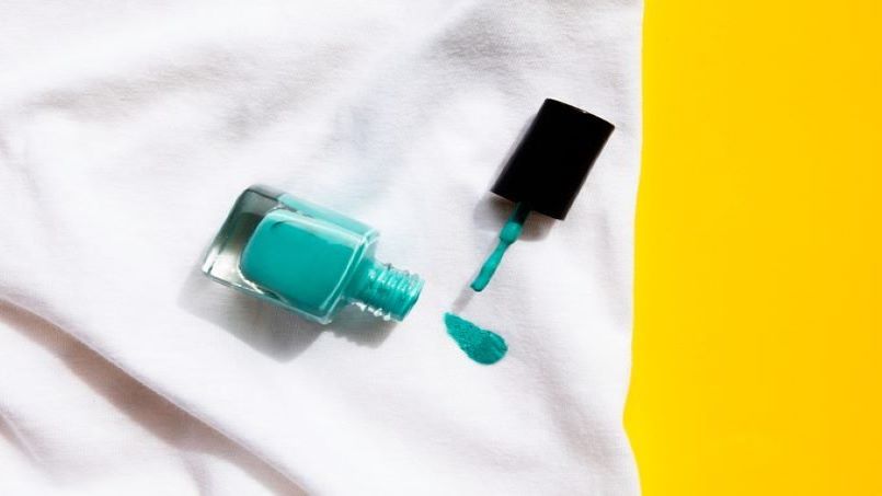 پاک کردن لاک از روی لباس