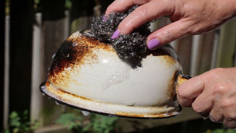 نحوه برگرداندن رنگ کتری سوخته